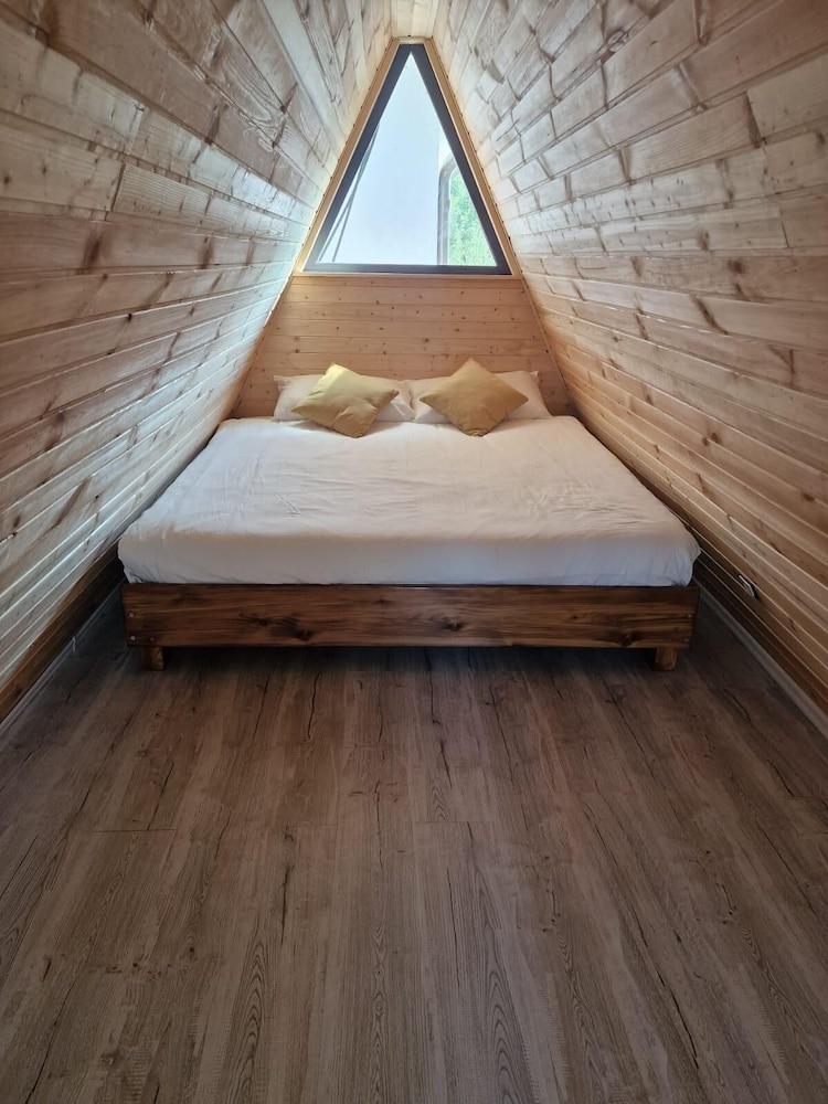 Bucovina-a-framehouse-hottub-fireplace-patio-wifi Room