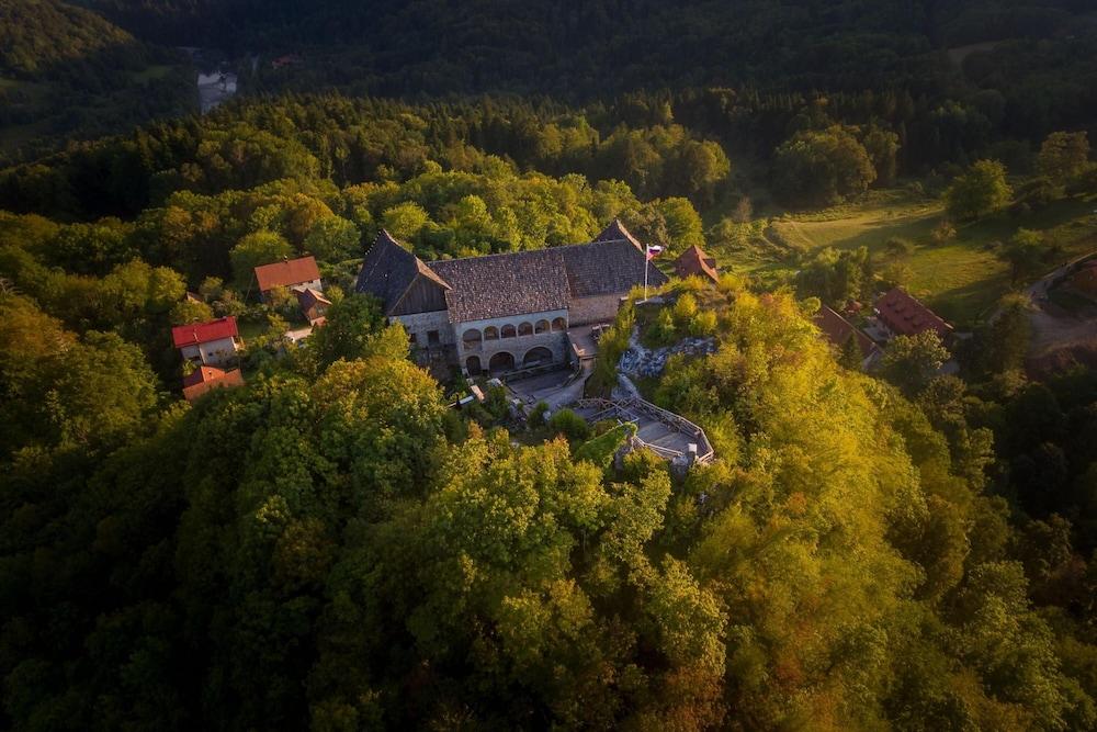 Fani's Riverside Cottage Aerial View