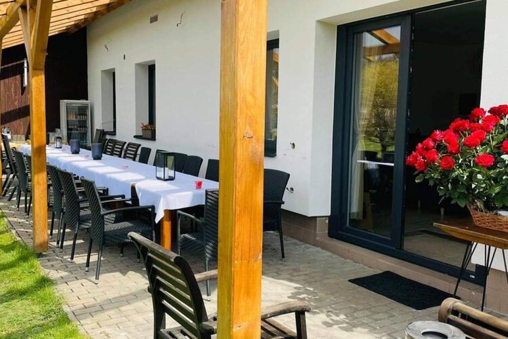 سبيشوس فيلا ويذ سويمينج بول المنطقة الخارجية