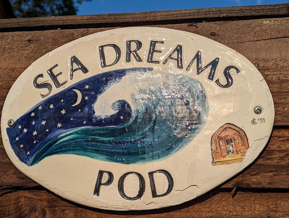 حجيرة مجهزة بأدوات فاخرة وبها حوض استحمام ساخن، تُطبق الرسوم