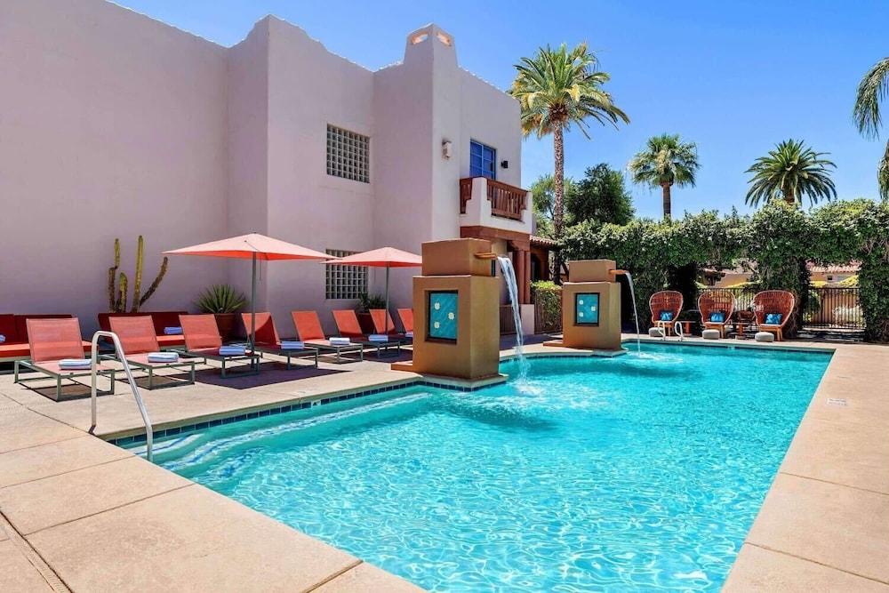 لودج أون ذا ديزارت