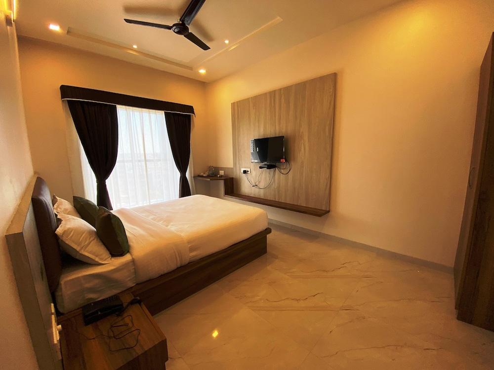 ذا جراند ساروفار إن آند سويتس غرفة