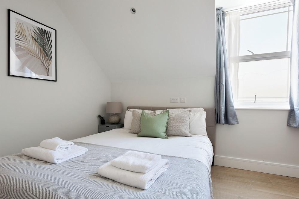 إليجانت 2 بدو فلات ويذ بالكوني إن فينشلي غرفة