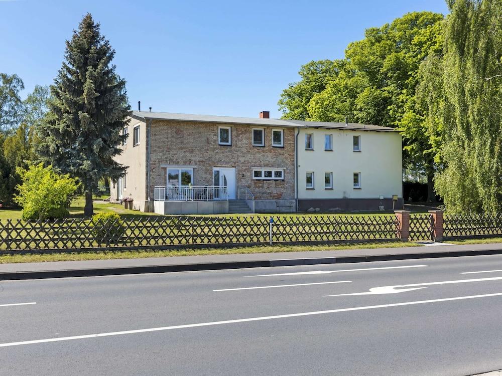 هوليداي هوم إن دوبيران ويذ جاردن المنطقة الخارجية