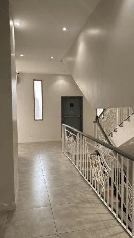 Attractive Apartment with Self Check-in | 5485 Interior Entrance