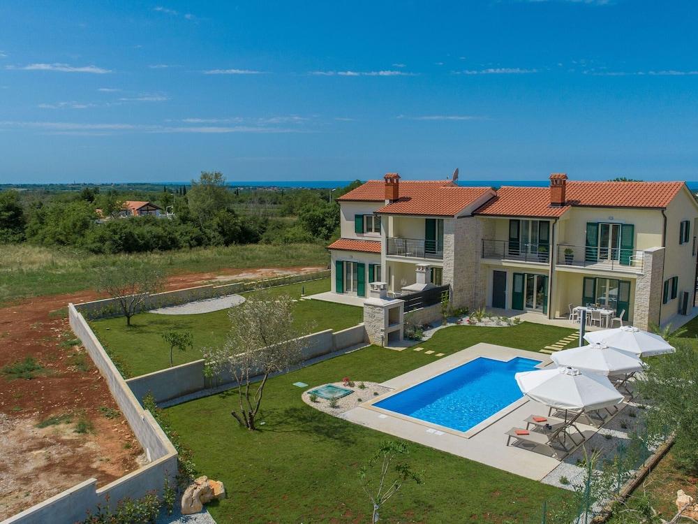 Villa With Private Pool in a Quiet Location With Garden and Grill Exterior