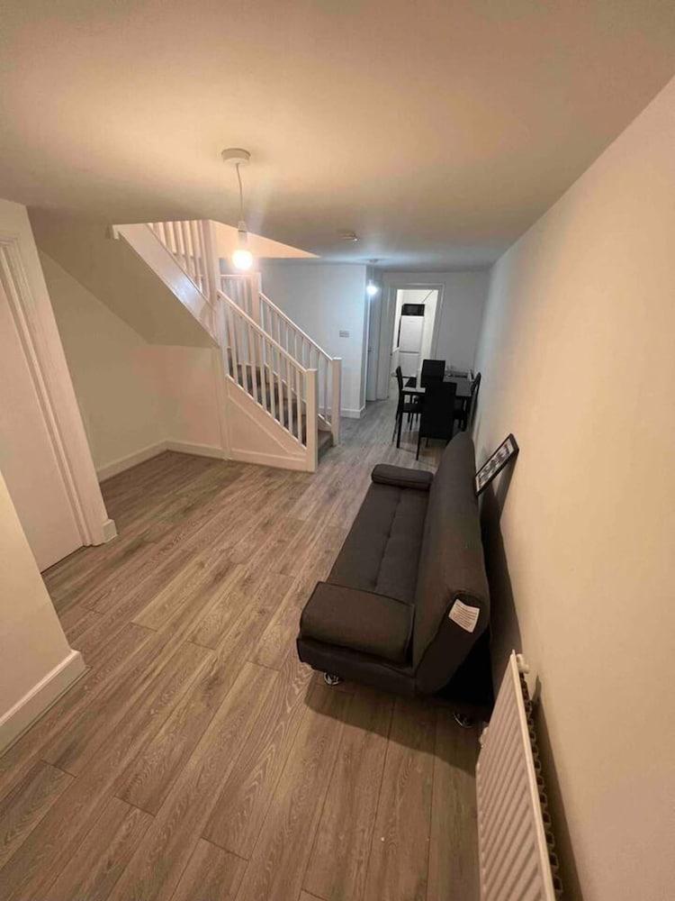 سبيشوس لاكشري 2 بد روم أبارتمنت، ستيشن 1مين داخلي