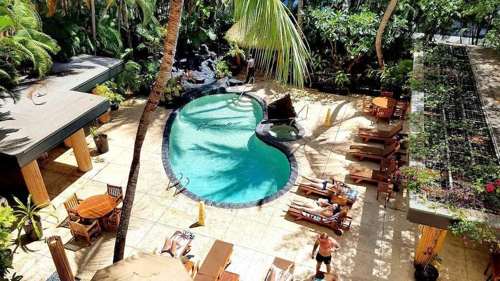 بامبو هوتل ويذ بول آكسيس زحليقة مائية