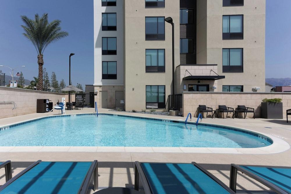 تاون بليس سويتس باي ماريوت مونروفيا حمام سباحة مكشوف