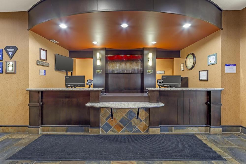 بست ويسترن بونيفيل إن آند سويتس الردهة