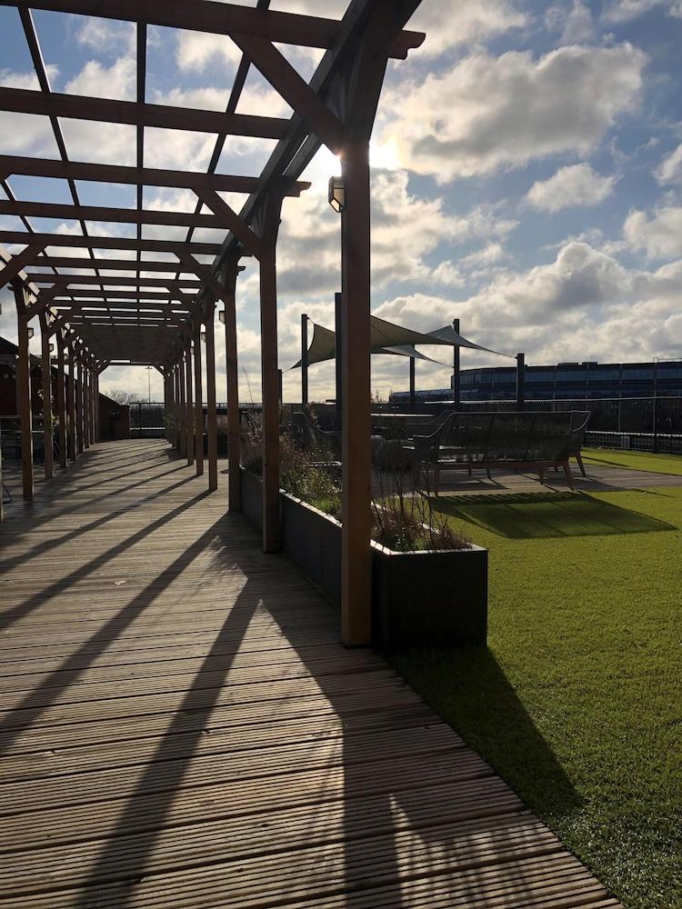 لاكشري سيرفيسد أبارتمنتس ستيفيناج، هيرتفوردشير المنطقة الخارجية