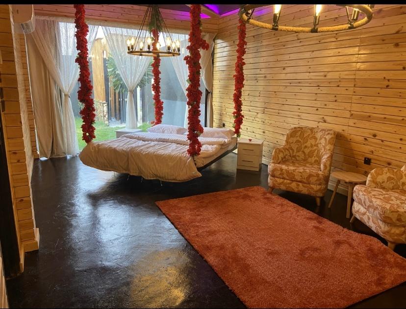 شاليه بتصميم أنيق ومسبح ومسطحات خضراء | 3265 غرفة نوم