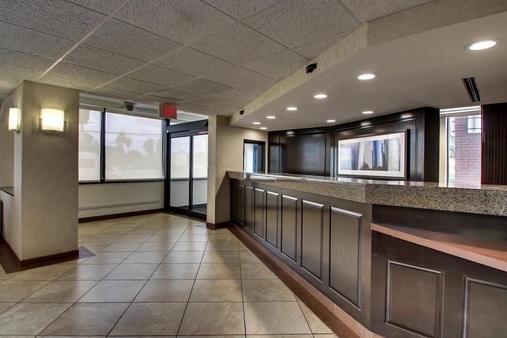 سونستا إسينشال في هيوستن، مطار ويليام بي هوبي الردهة