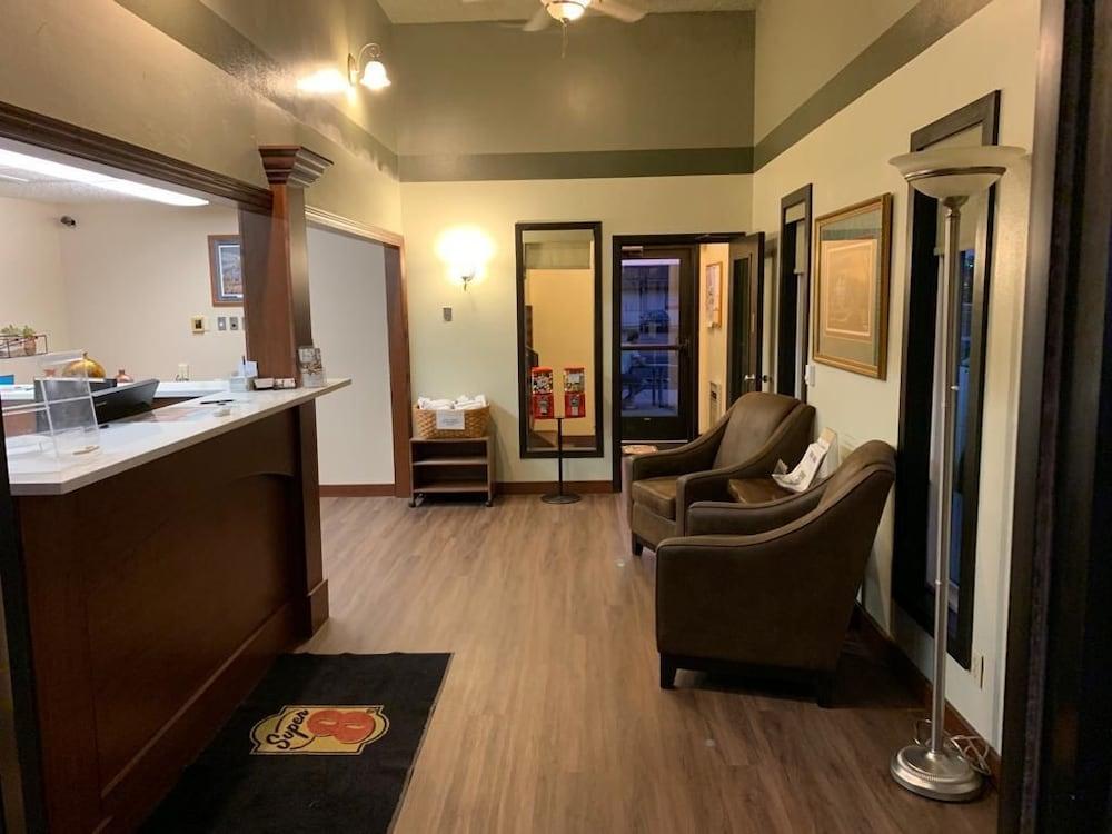 سوبر 8 باي ويندام هيورون منطقة الاستقبال