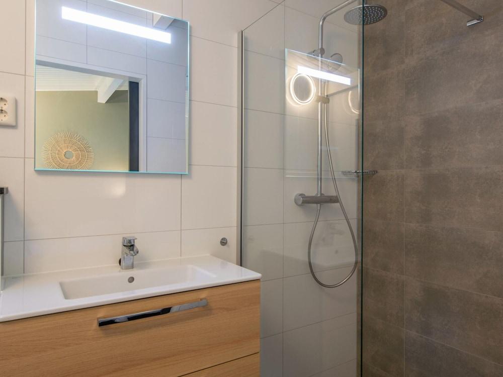 شاليت نير إيندهوفين ويذ برايفت سونا حمام