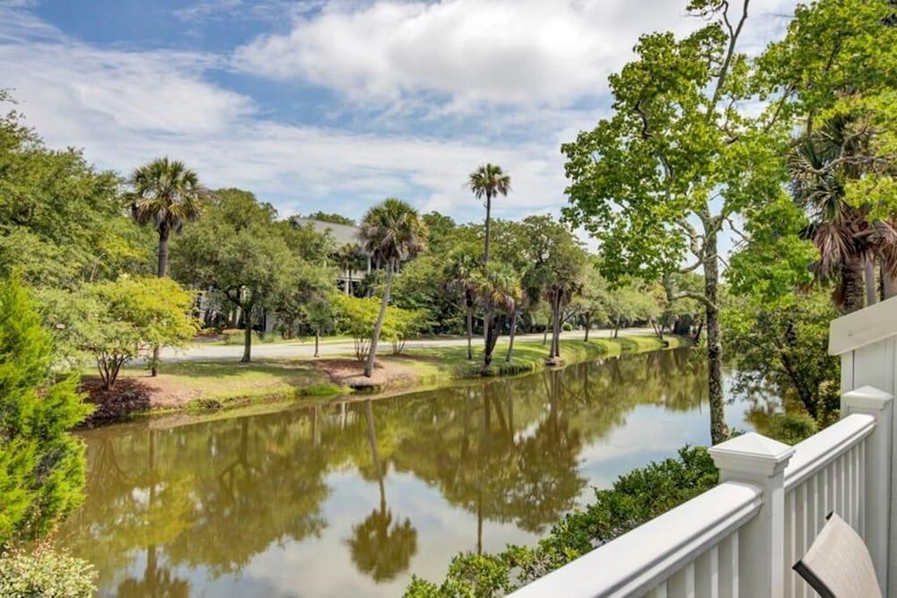 راكيت كلوب 36 باي وايلد ديونز، إن ريزورت كور الصورة الأساسية