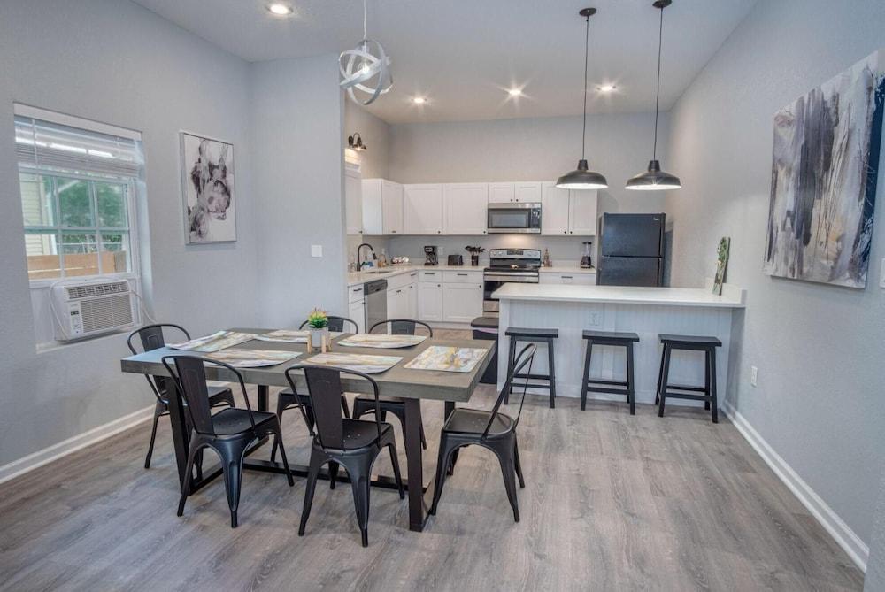 Cozy and Lovely 2BR 2BA Apt A Near Lively Downtown Room