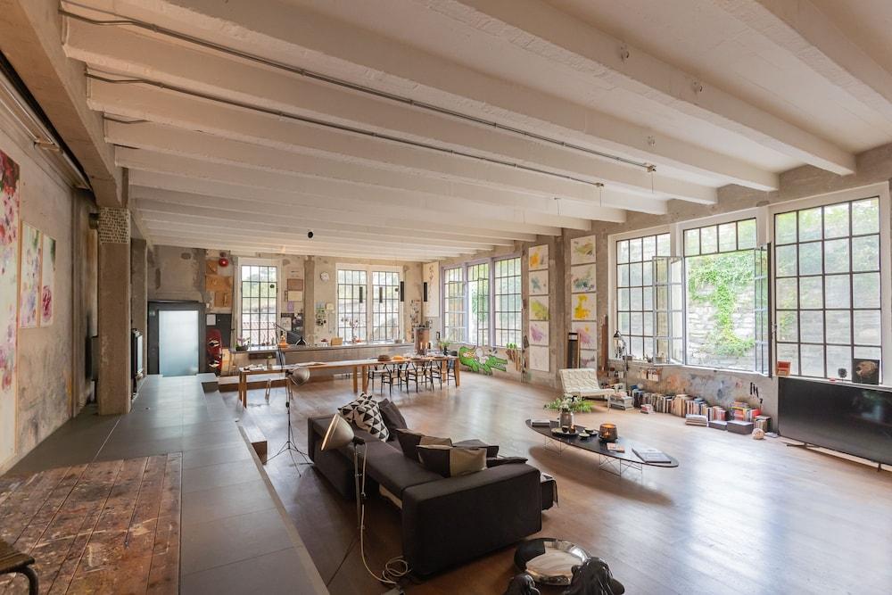 ديزاين لوفت ويذ برايفت باركينج غرفة