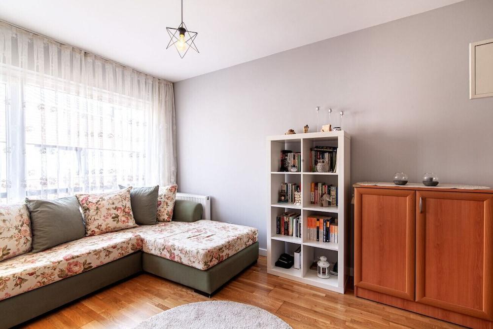 Sleek and Central Flat With Shared Pool in Sisli Room