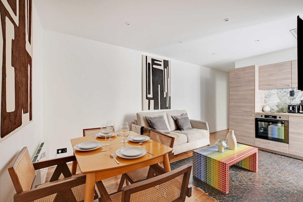 سبلينديد أبارتمنت ويذإ ي سزس سي او تش بي  سنت جيرمن الصورة الأساسية