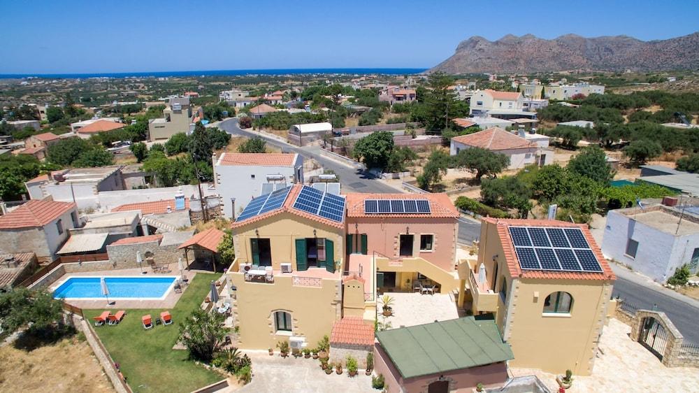 سكانداليس أبارتمنتس ويذ بول غرفة