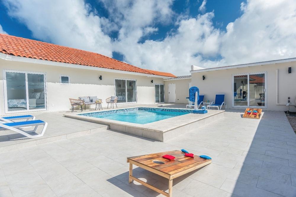 Breathtaking Prvt 4BR Pool Villa 5 Min to Beach Room