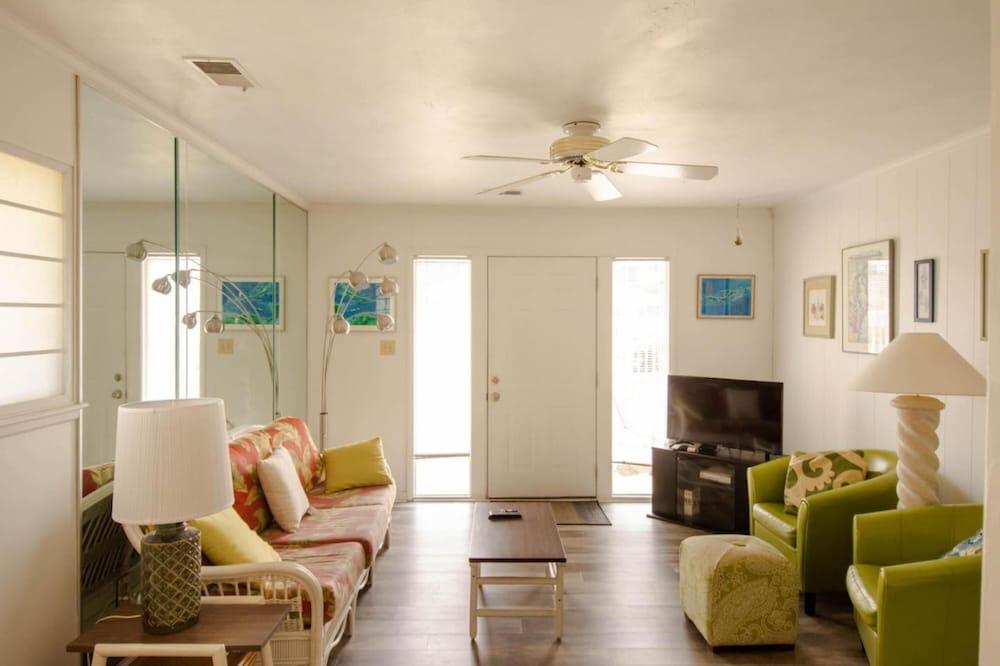 Retro Turtle Reef Condo 1 Block From Beach w Pool Room