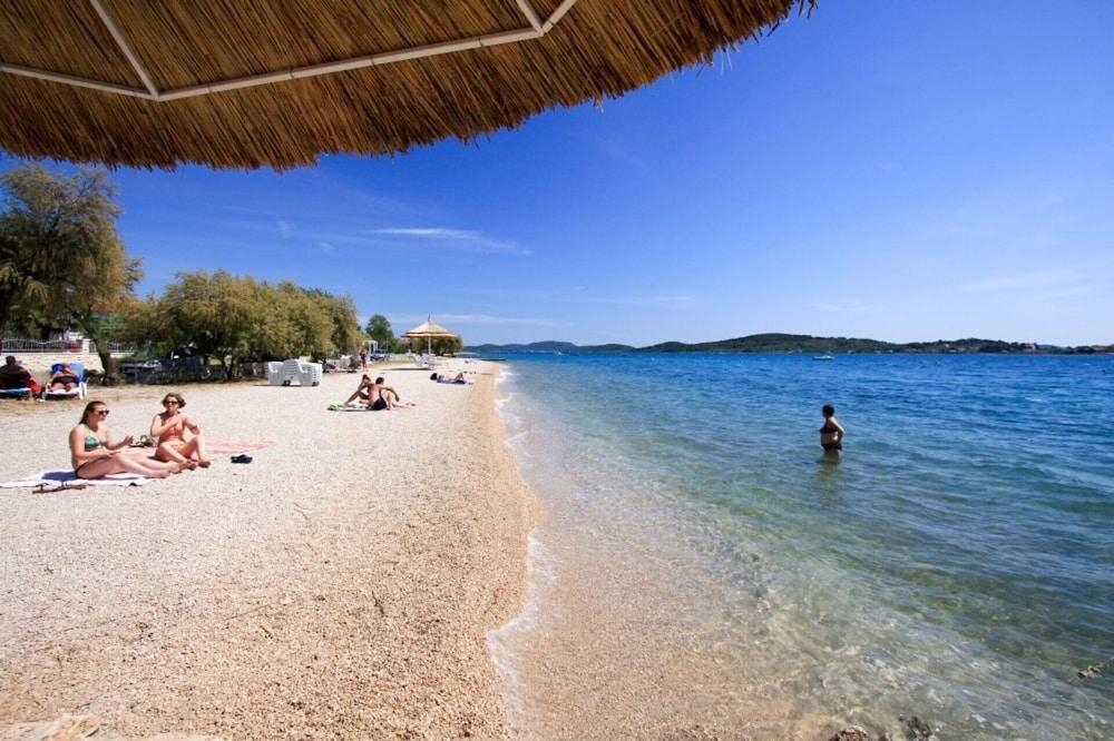 تشارمينج 2 بد أبارتمنت إن سريما وذ سي فيو الشاطئ