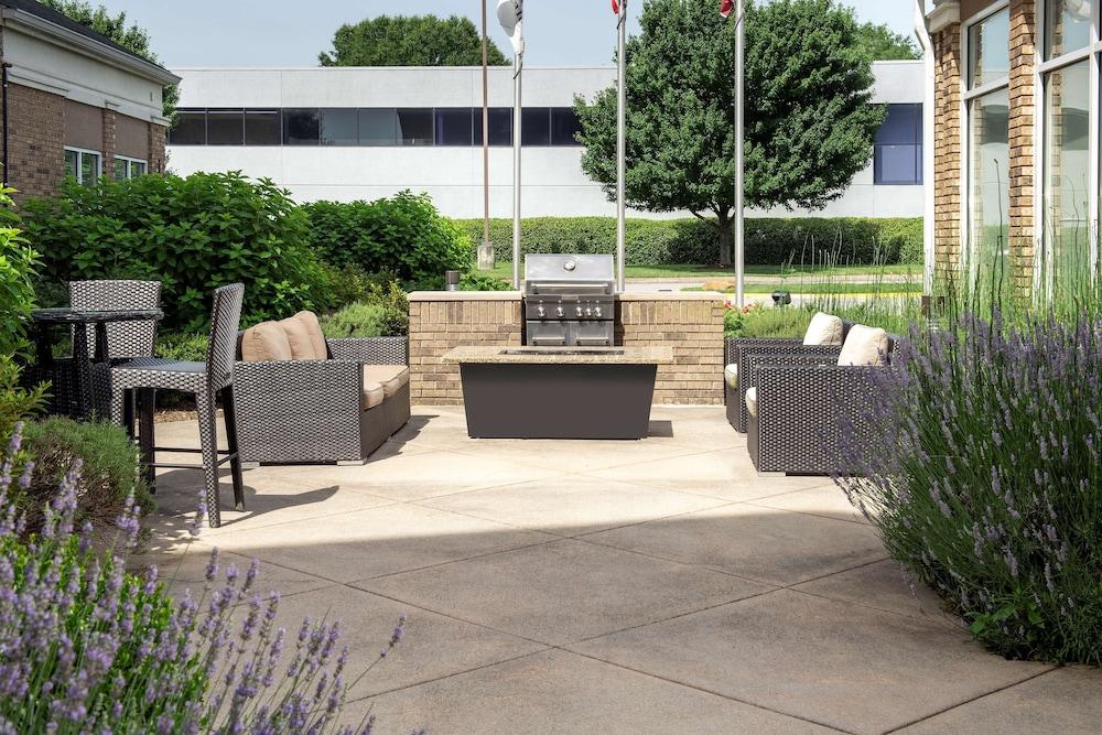 هيلتون جاردن إن نوفيل ويست/سيدار بلوف المنطقة الخارجية