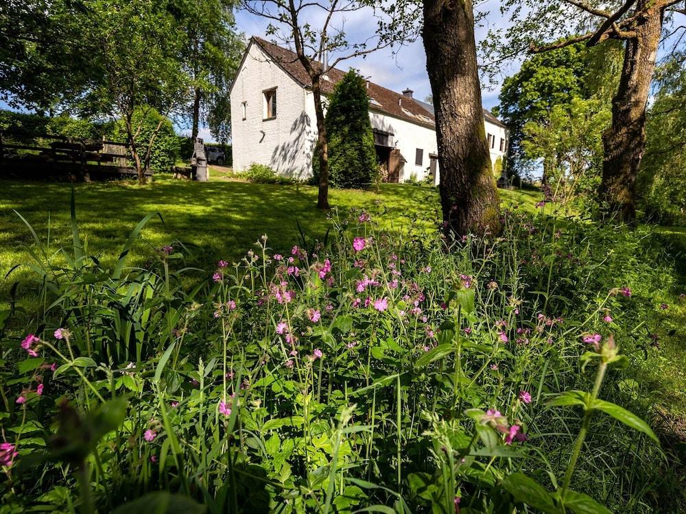 بيوتيفول فارم هاوس إن سيفري رونس ويذ جاردن المنطقة الخارجية