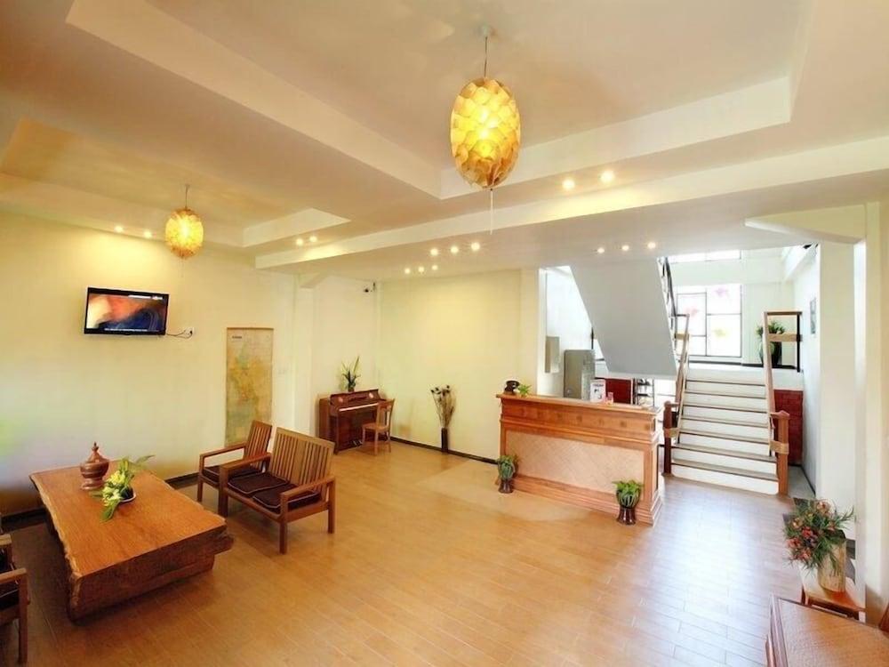 إيه ليتل بيت أوف ماندالاي تافيرن منطقة الجلوس في الردهة