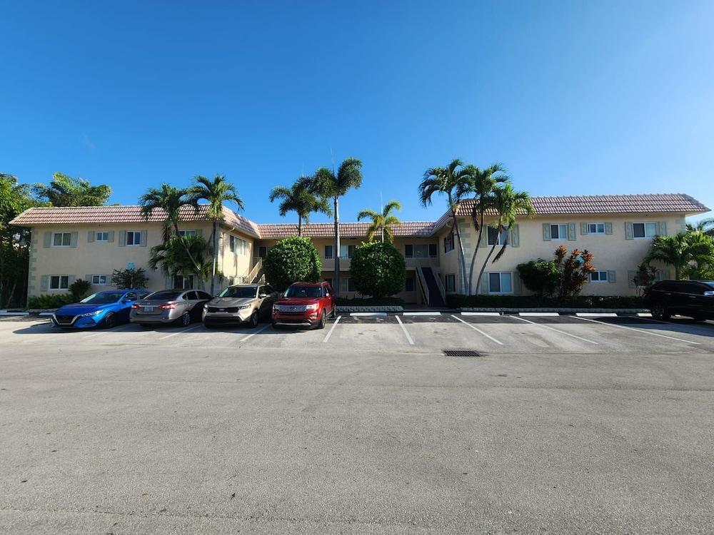 Coco Palms Apartments By Lowkl