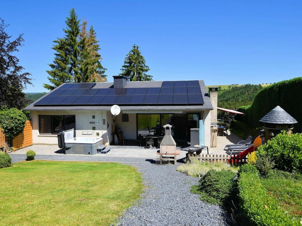 Luxurious Holiday Home with Hot Tub & Sauna in Houffalize