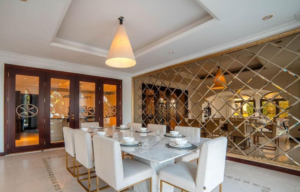 فيلا فاخرة بحمام سباحة خاص وشاطئ خاص في النخلة غرفة