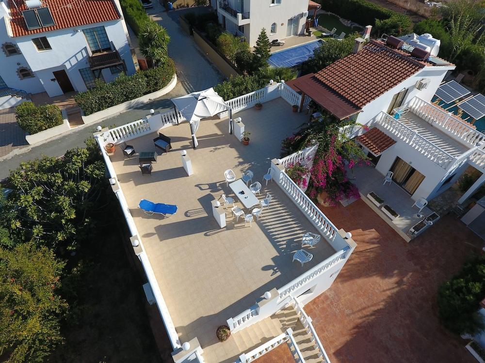 هوج 6 لوفيلي! برايفت! فيلا إن ذا هارت أوف كورال باي! كار نوت إسينشيال ! المنطقة الخارجية