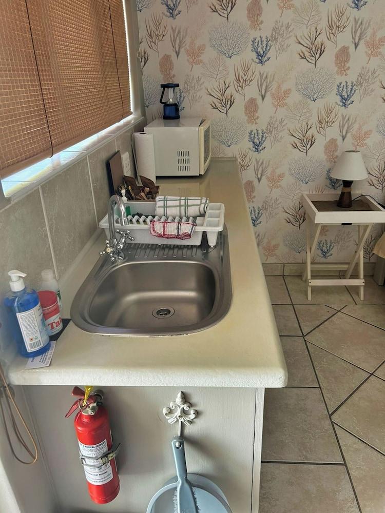 روم كوزي كرنر، هوم أواي فروم هوم، اوي يمي داخلي