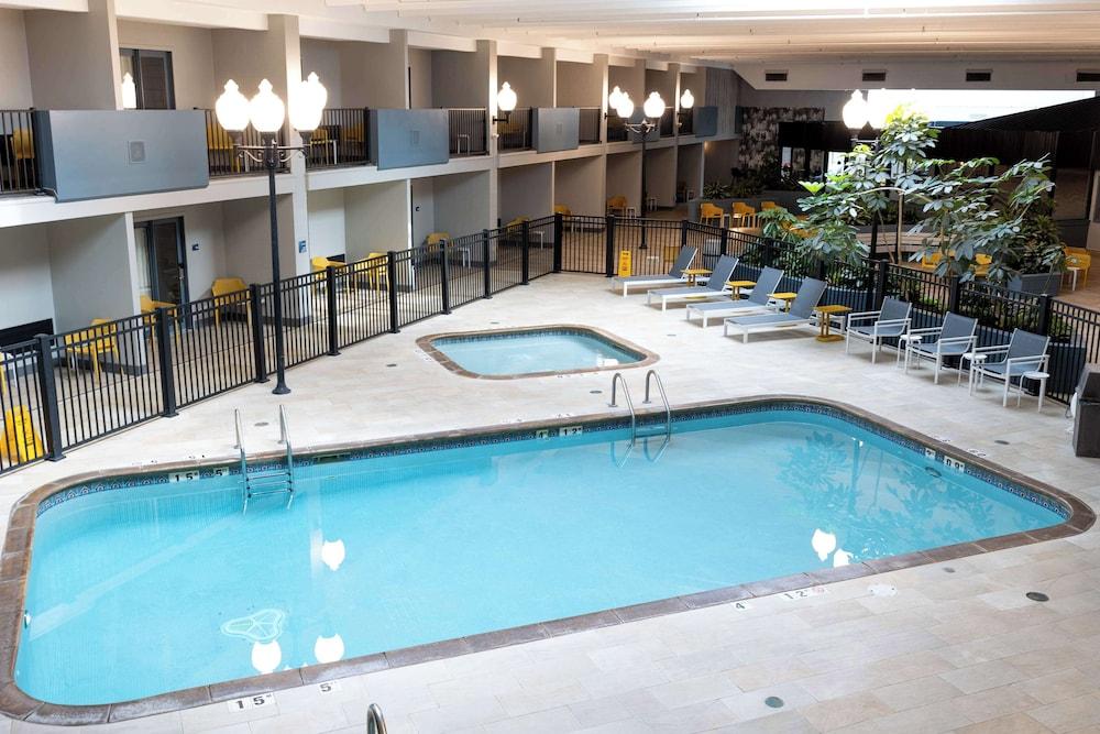 DoubleTree by Hilton Austin, MN Waterslide