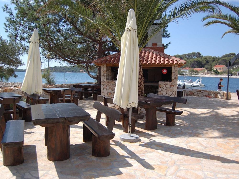 مودرن هوليداي هوم ويذ تيراس، نير ذا سي زحليقة مائية