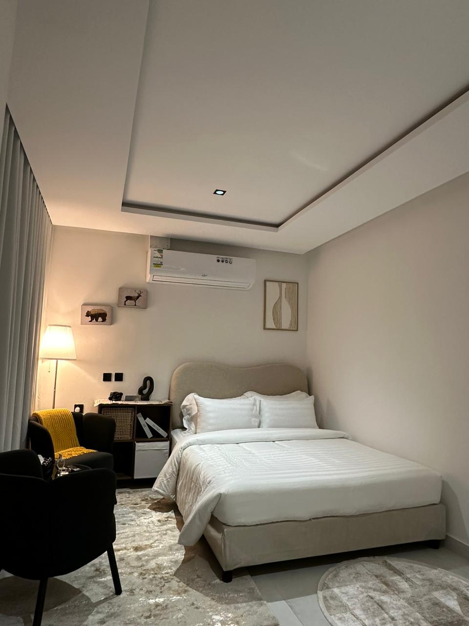 Elegant Studio with Comfortable and Simple Furniture | 5718 Featured Image
