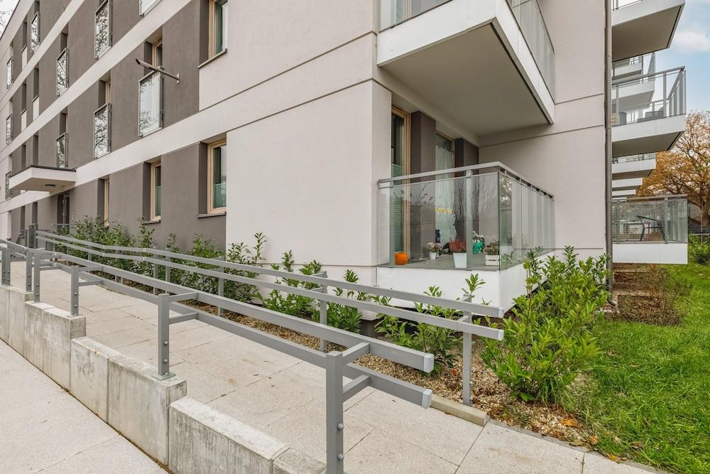 Green Square Apartment by Renters Exterior