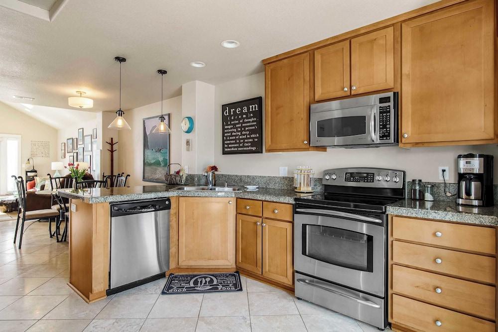 مون لايت باي أفانتستاي مودرن هوم بيوج جفيوز آند ديركت أسس توروكاواي بيتش داخلي