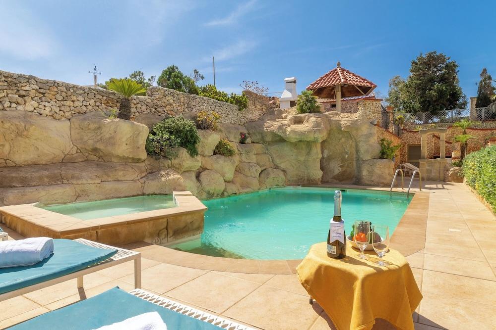 فيلا آند بول 1 ميليها باي ريتريت زحليقة مائية