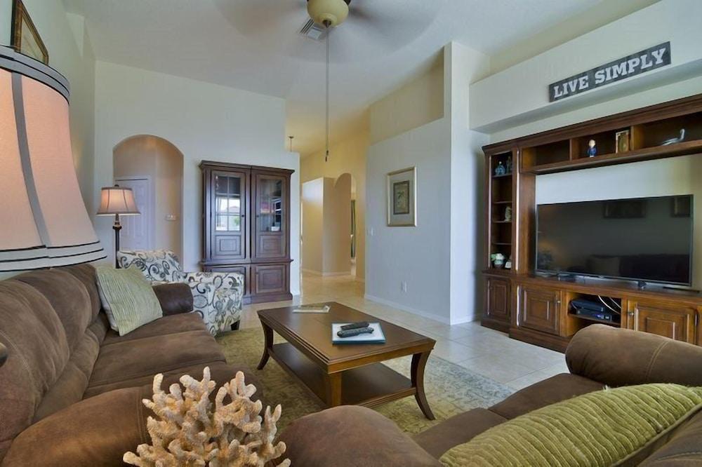 4BR 3BA Home In Calabay Parc Featured Image