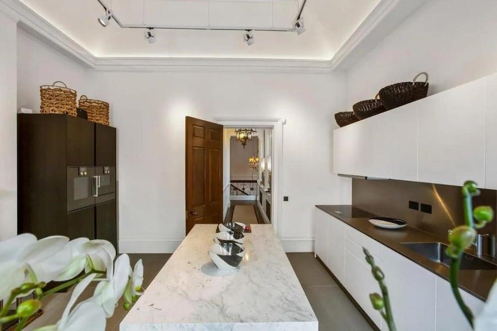 Majestic Property in Knightsbridge Room