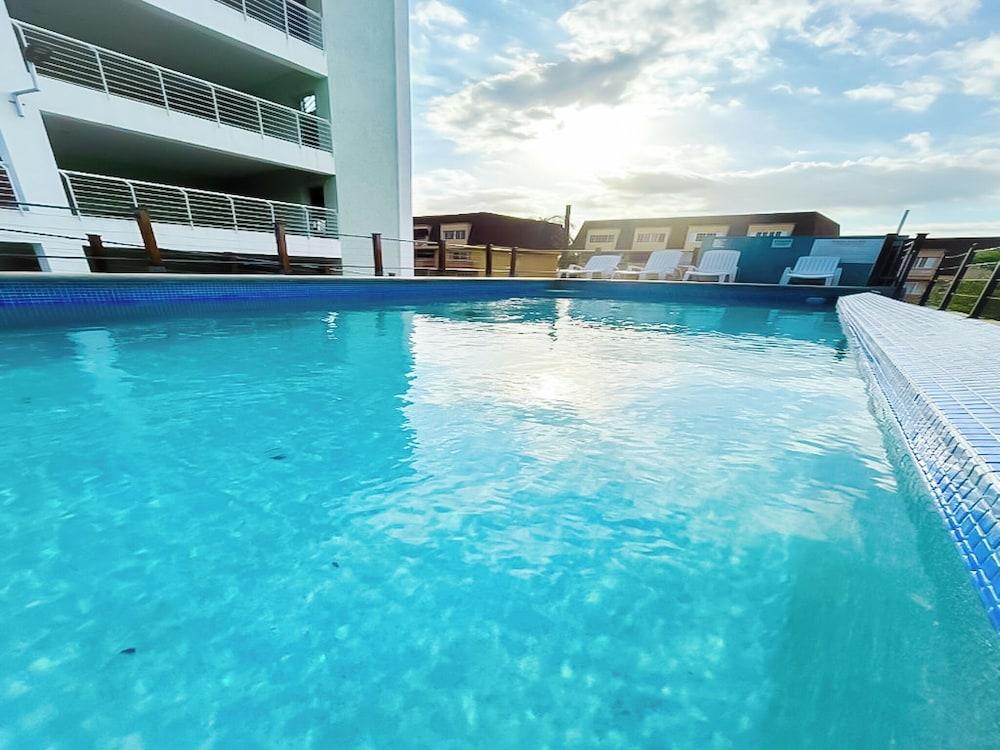 سيتي فيو نيو كينجستون أبارتمنت دبل/ بول زحليقة مائية