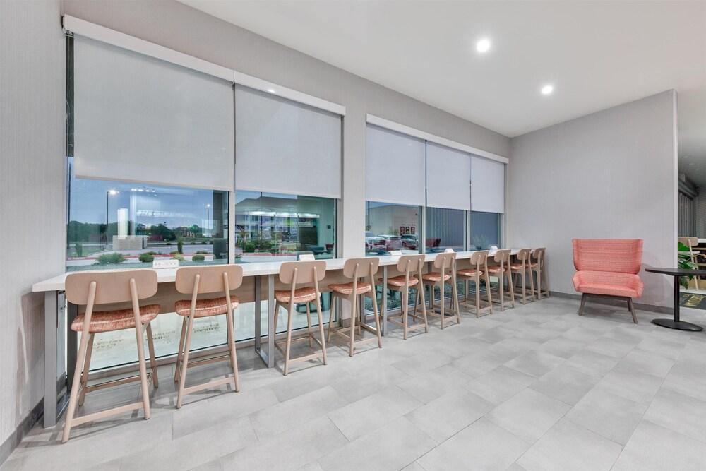 Home2 Suites by Hilton Paris Lobby