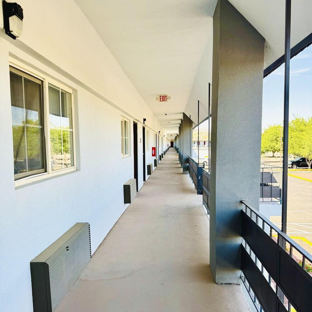 ريد روف إن مياي، أهيسنز المنطقة الخارجية