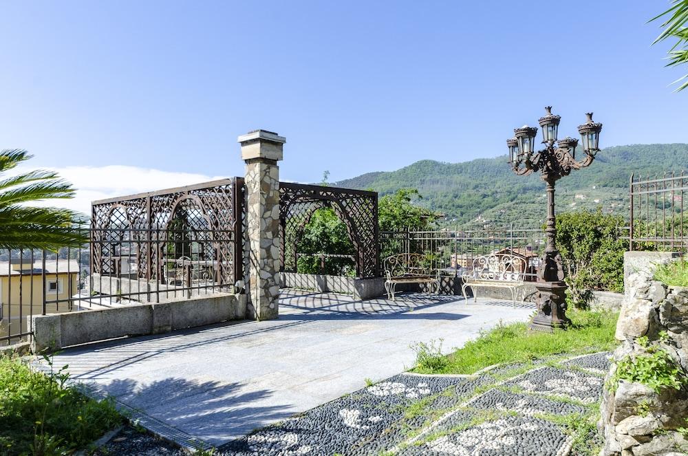 جويفي سبلينديد فيلا ويذ أورانج تريس آند شتونينج فيو المنطقة الخارجية