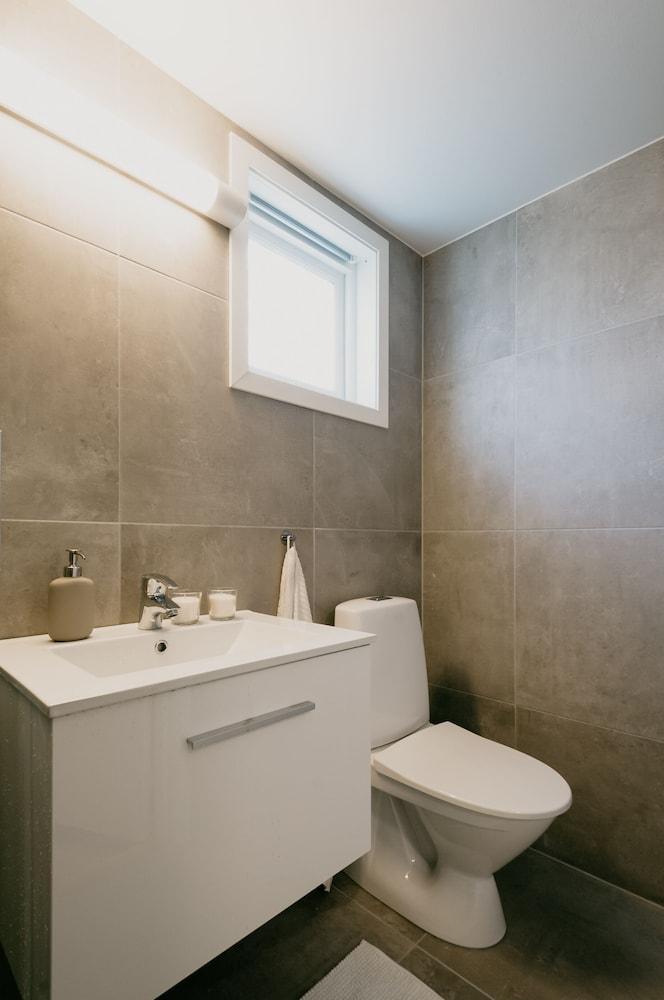 بيرجين بدز - ستوديو جراوند ليفيل حمام