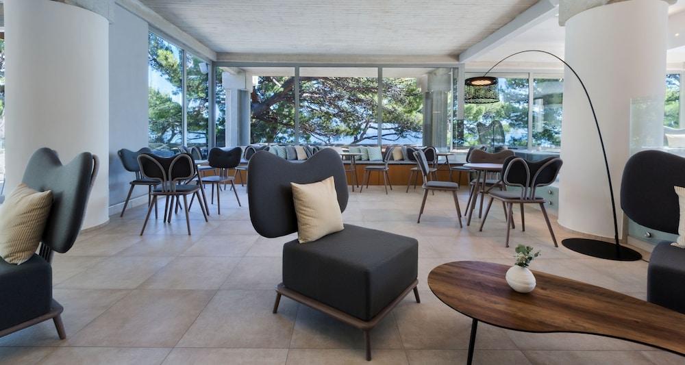 بلو سن هوتل سولن منطقة الجلوس في الردهة